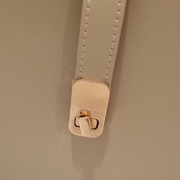 Chic Tan Shoulder Bag - Picture 5 of 15